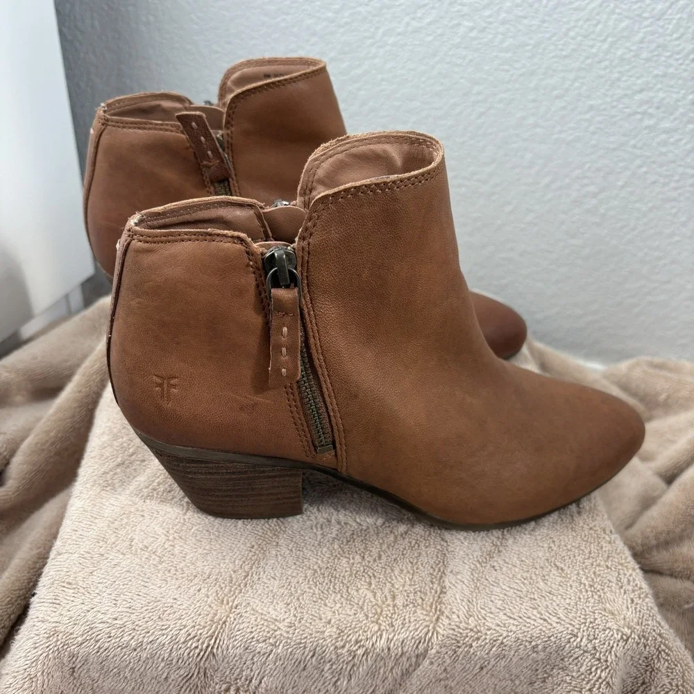Frye judith double